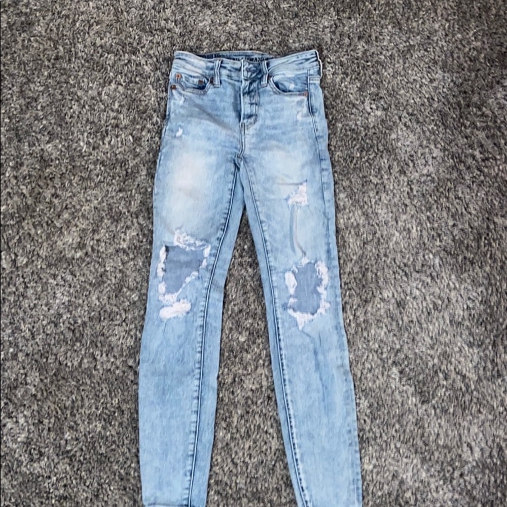 light wash jeans with holes in the knee